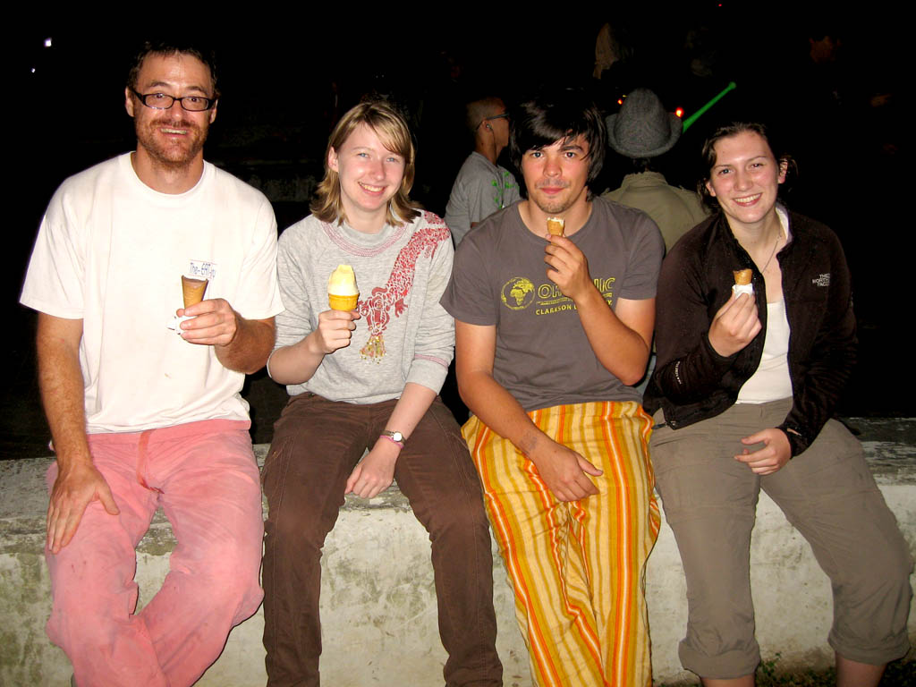 Cuatro amigos con helado. (Category:  Travel)